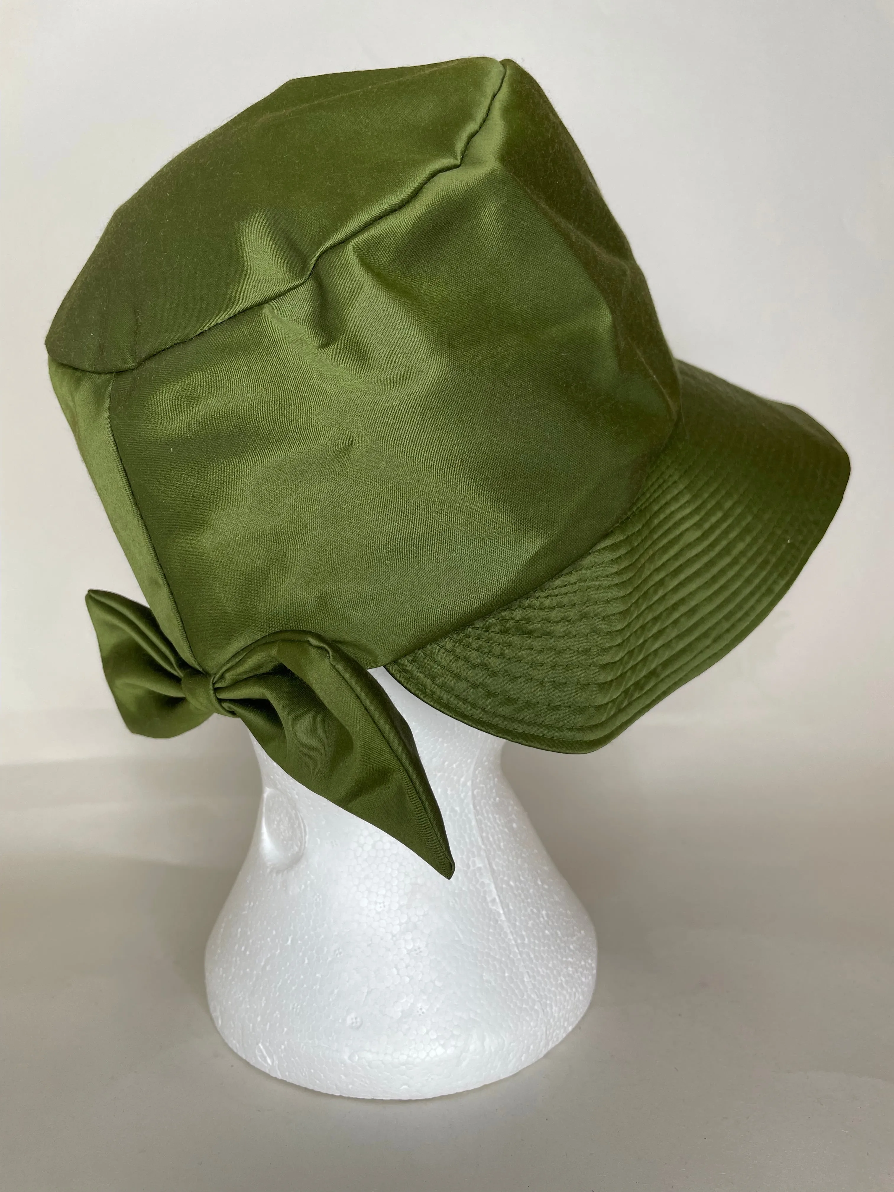 1960s Green Peaked Cloche Hat with Bow Detail - Small