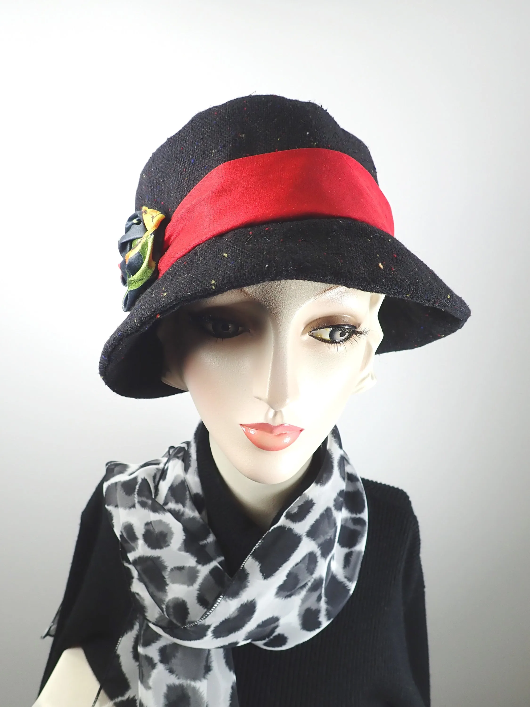 Women's Black and red winter cloche hat. Flapper Small brim cloche. Great Gatsby hat. Stylish Downton Abbey Hat.