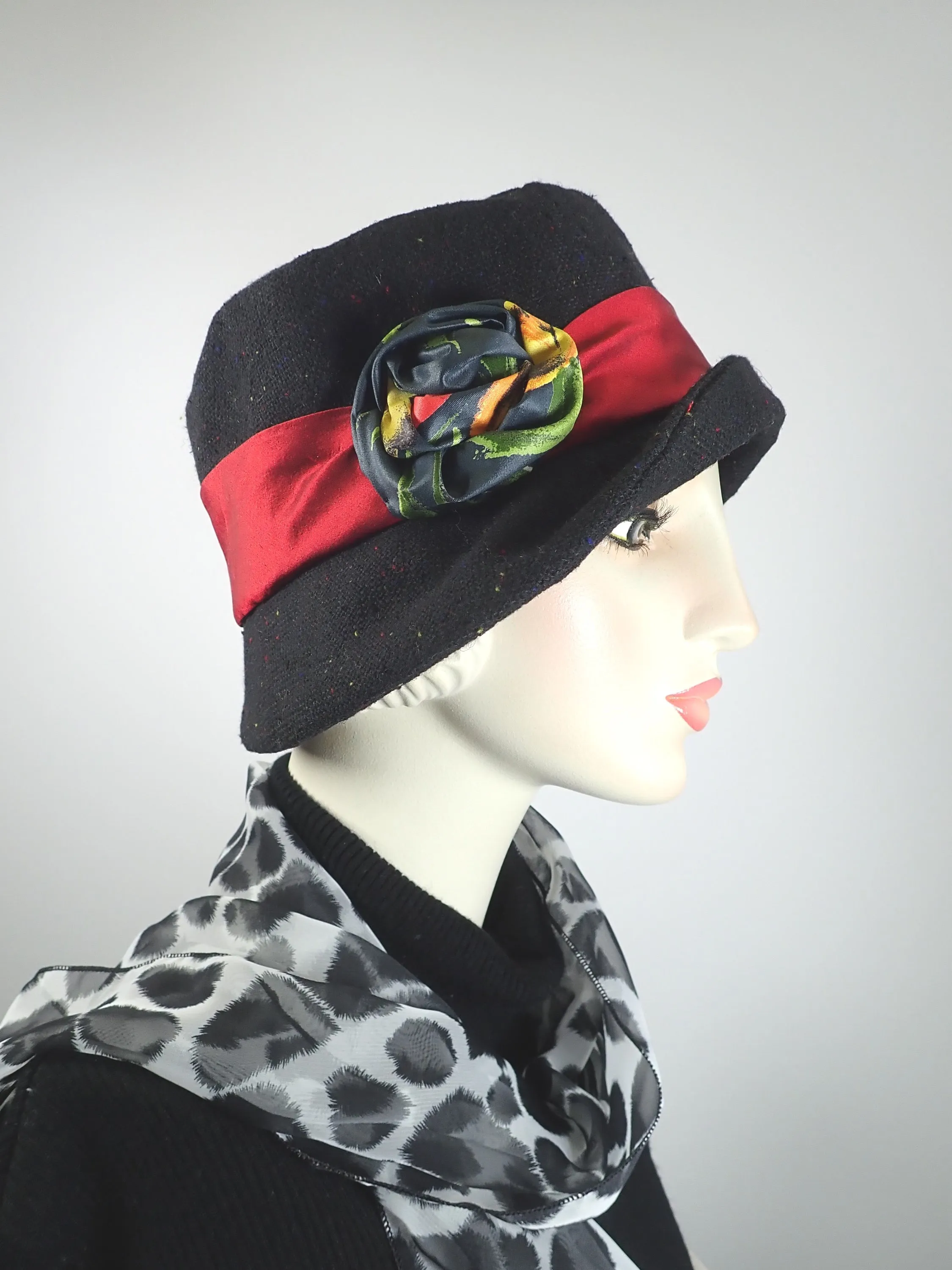 Women's Black and red winter cloche hat. Flapper Small brim cloche. Great Gatsby hat. Stylish Downton Abbey Hat.