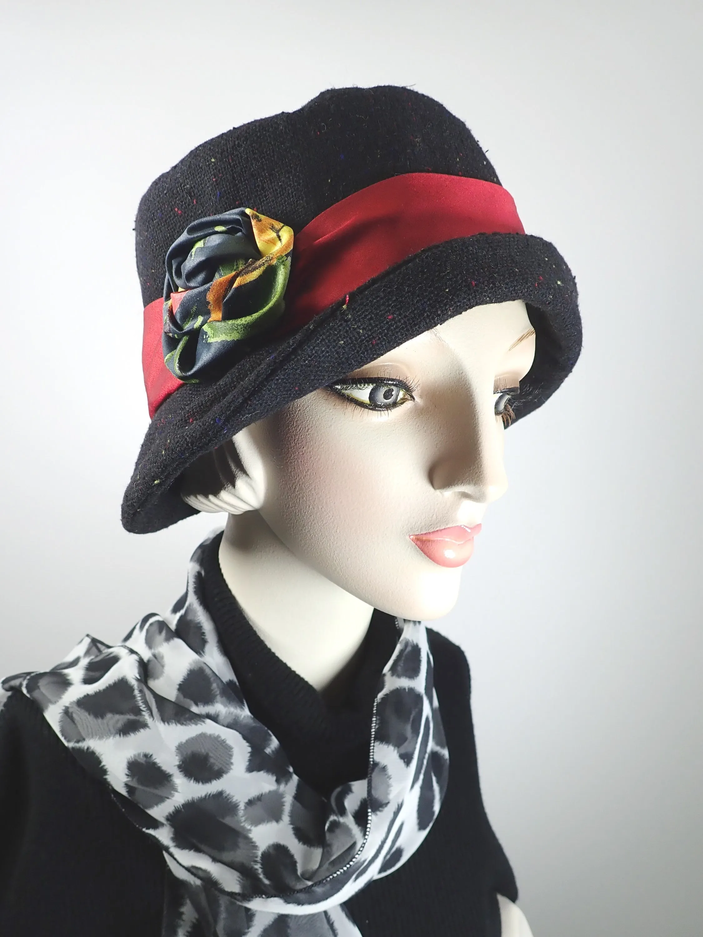Women's Black and red winter cloche hat. Flapper Small brim cloche. Great Gatsby hat. Stylish Downton Abbey Hat.
