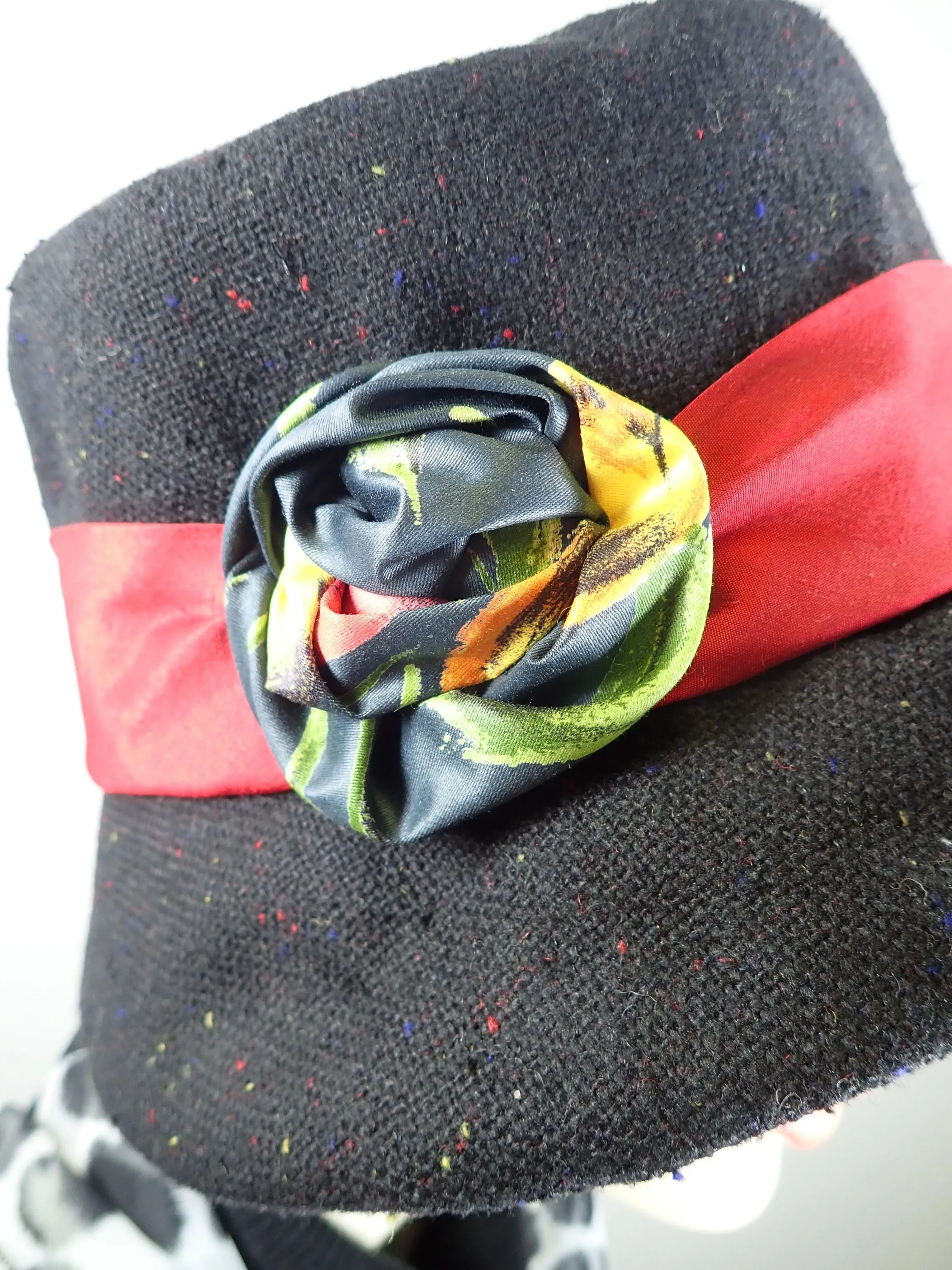 Women's Black and red winter cloche hat. Flapper Small brim cloche. Great Gatsby hat. Stylish Downton Abbey Hat.