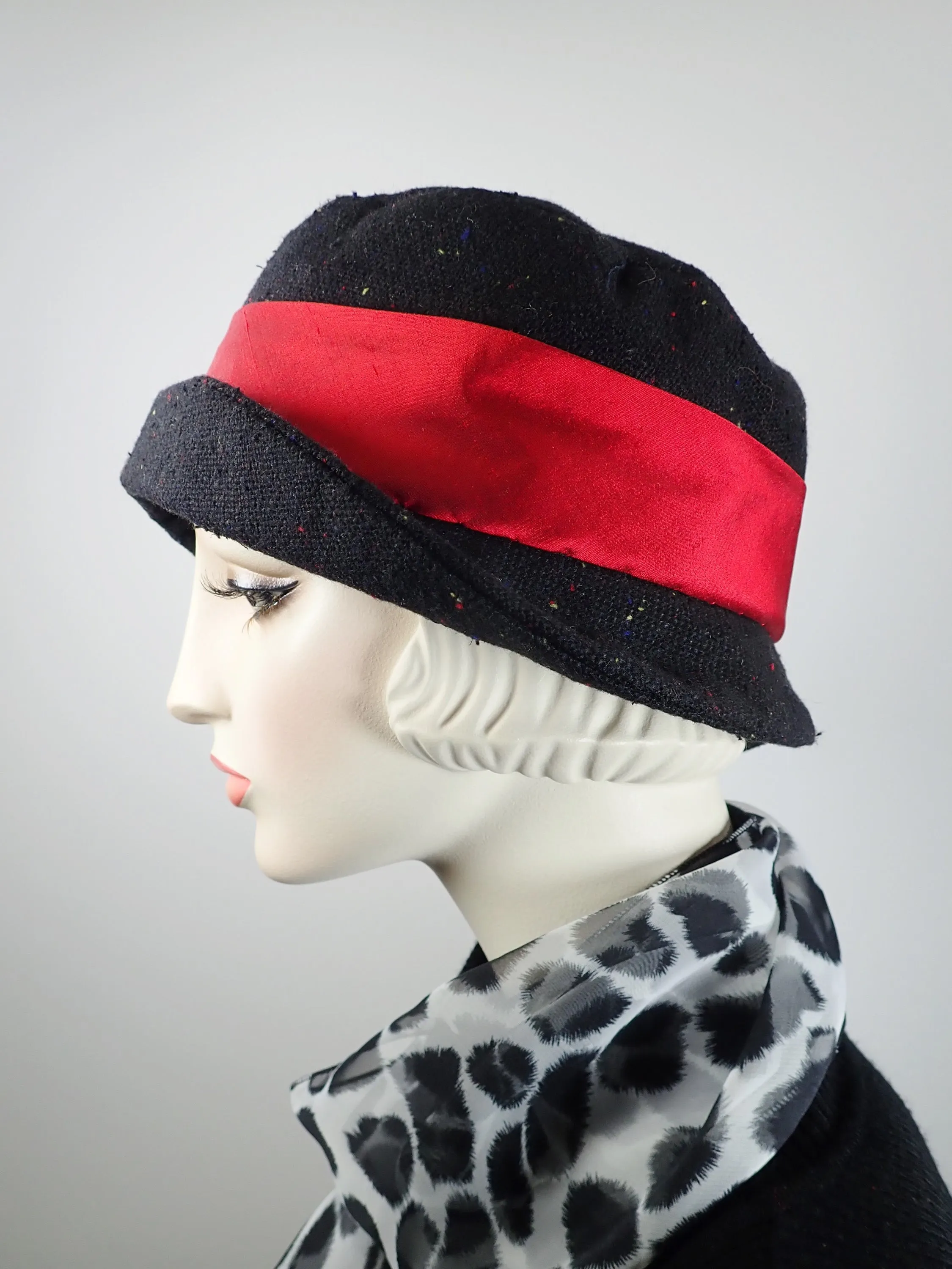 Women's Black and red winter cloche hat. Flapper Small brim cloche. Great Gatsby hat. Stylish Downton Abbey Hat.
