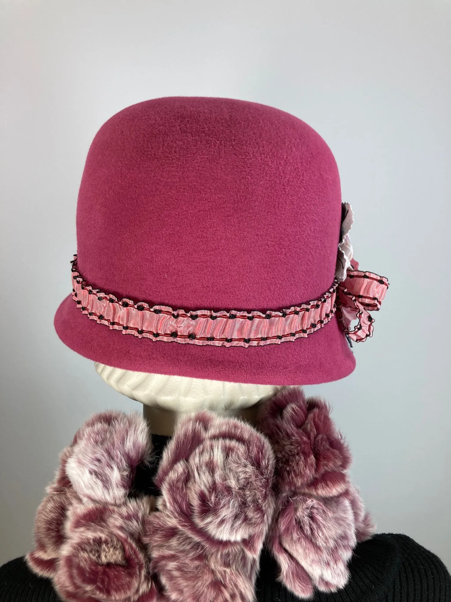 Womens medium pink cloche felt hat. 1920s style Hat. Downton Abbey hat. Feminine Soft Flapper Hat. Retro classic style hat for women. e hat