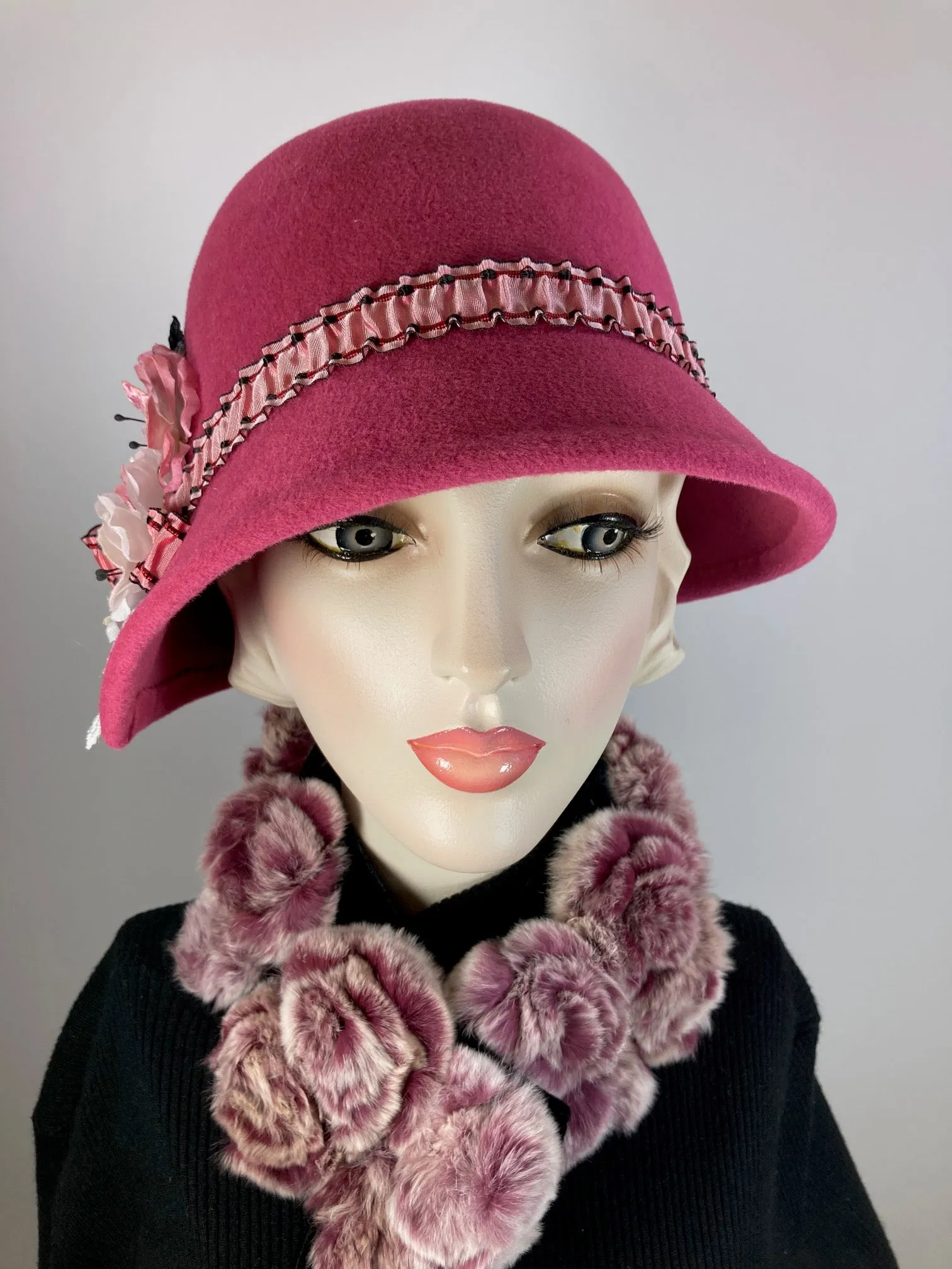Womens medium pink cloche felt hat. 1920s style Hat. Downton Abbey hat. Feminine Soft Flapper Hat. Retro classic style hat for women. e hat