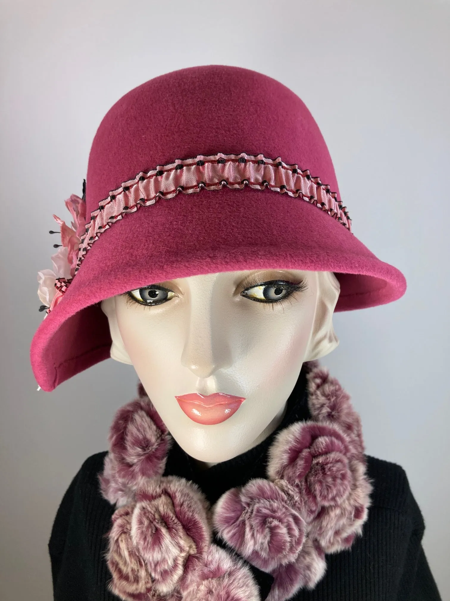 Womens medium pink cloche felt hat. 1920s style Hat. Downton Abbey hat. Feminine Soft Flapper Hat. Retro classic style hat for women. e hat